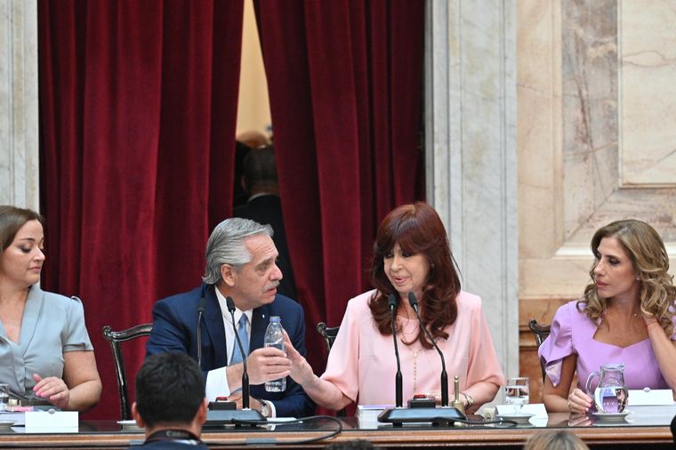 FOTO: El tibio saludo de Cristina Kirchner a Alberto Fernández en el Congreso.