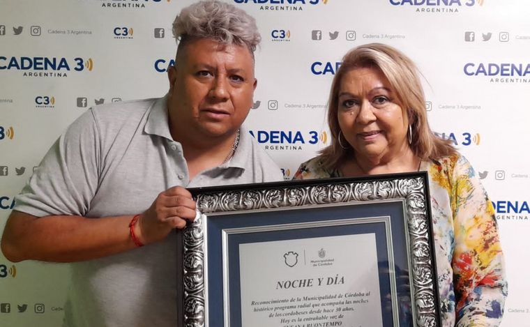 FOTO: El operador Walter Gutiérrez y Susana Buontempo posan con la placa.