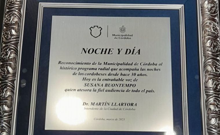 FOTO: ''Noche y Día'' recibió una placa de Martín Llaryora.