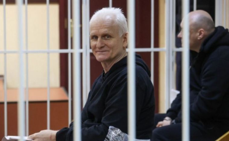 FOTO: Ales Bialiatski, el Premio Nobel de la Paz condenado a 10 años de prisión.