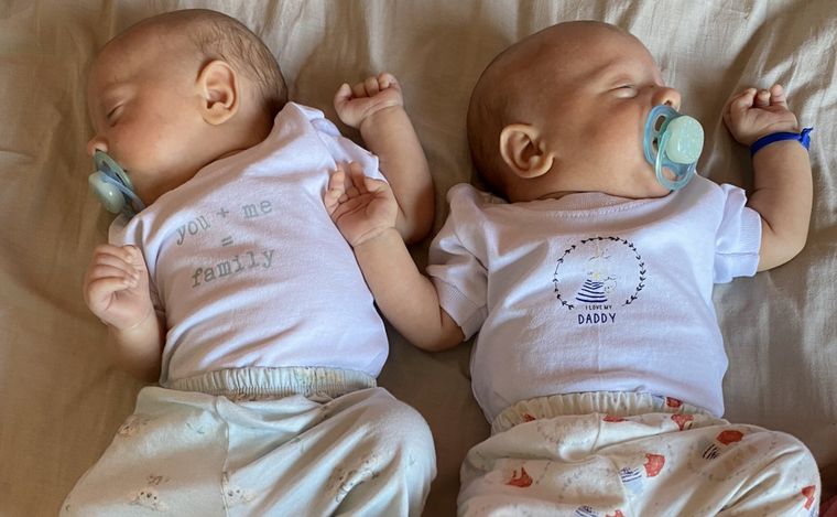 FOTO: Una mamá tuvo gemelos, no reconoce cuál es cuál y contó su historia en Twitter.