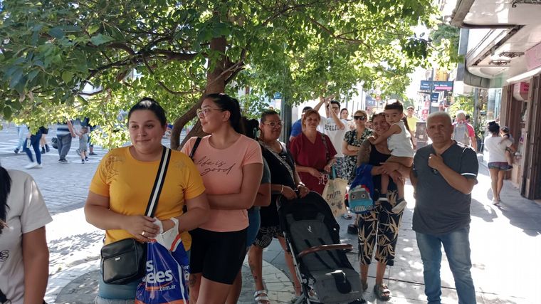 FOTO: Furor en la plaza San Martín por el nuevo modelo de  camiseta de Talleres 