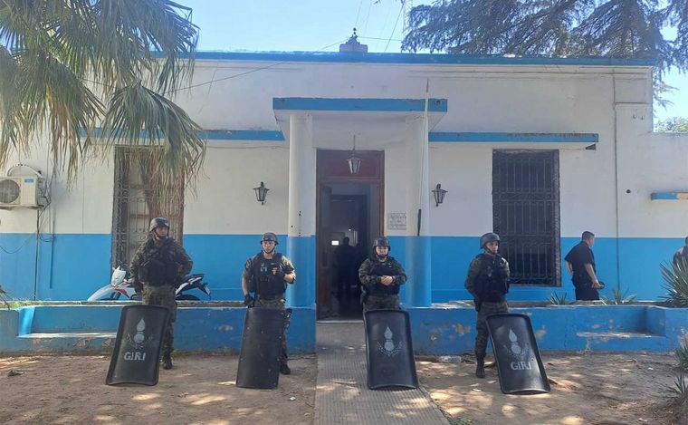 FOTO: Incidentes en otra comisaría de Rosario: presos incendiaron un colchón.