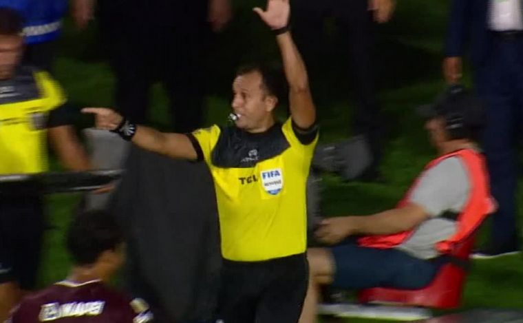 El árbitro Darío Herrera cobró un polémico offside en Lanús-River. (captura)