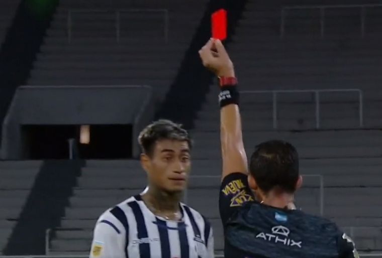 El árbitro Andrés Merlos expulsa a Juan Portillo (Foto: captura de TNT Sports). 