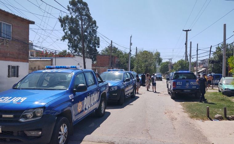 FOTO: Gran cantidad e patrulleres en la pueblada en Empalme Graneros de Rosario.