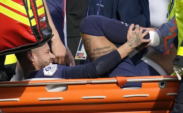 FOTO: FOTO: Neymar debió salir en el enfrentamiento del club parisino frente al Lille