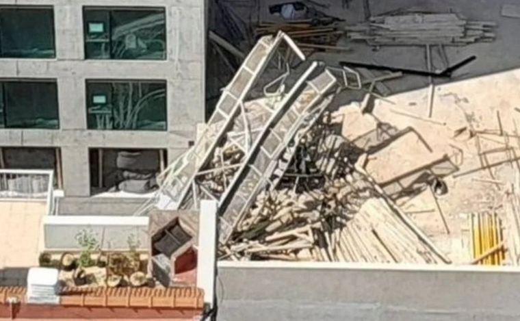 FOTO: Una grúa cayó en un edificio en Vicente López.