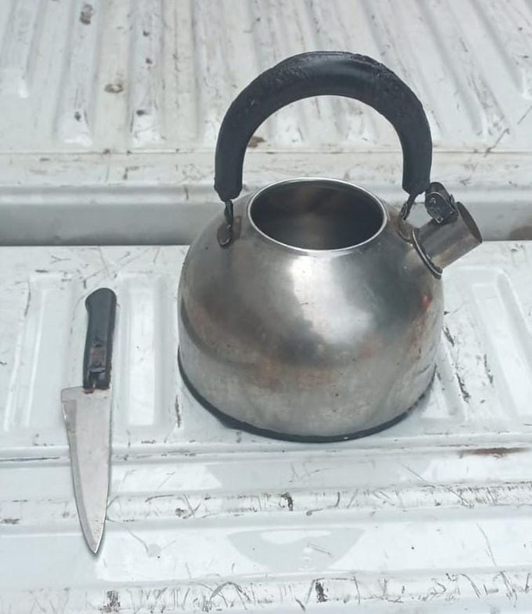 Les arrojó agua hirviendo a los policías para evitar que lo detuvieran