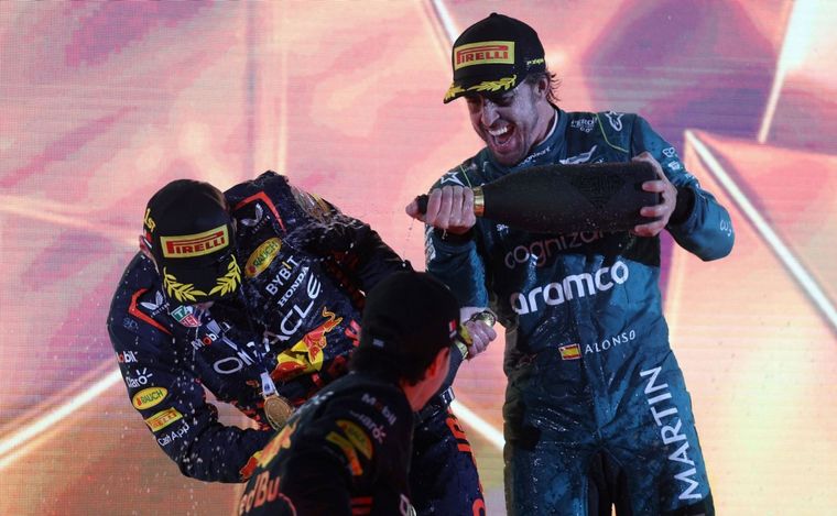 FOTO: Verstappen y Alonso, los dos más contentos del Baréin