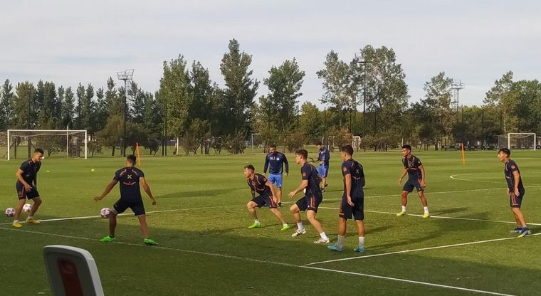 FOTO: Los jugadores de Talleres entrenando a la par de su director técnico, Javier Gandolfi