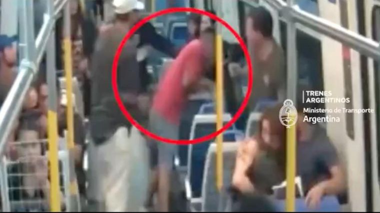 FOTO: El agresor fue detenido por los pasajeros del tren y luego por la policía.