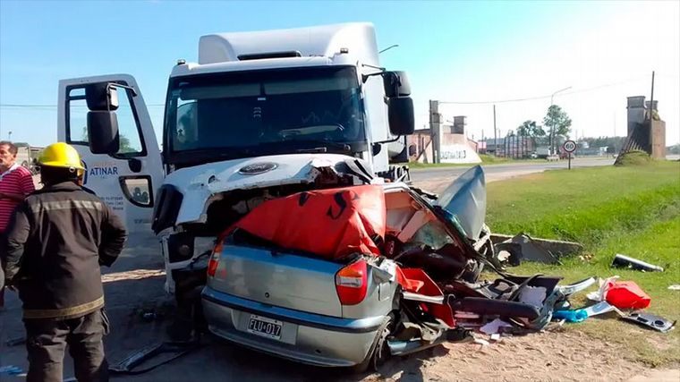 FOTO: Cinco muertos en un choque frontal entre un auto y un camión en Saladillo