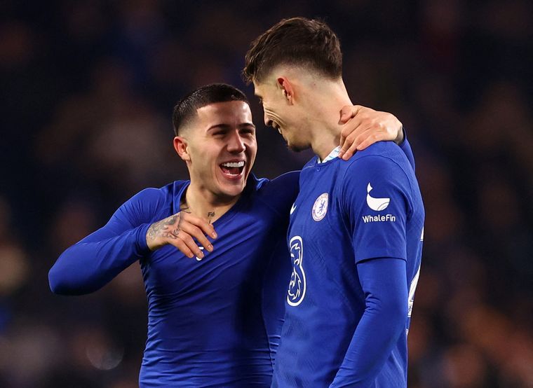 Enzo Fernández abraza a Kai Havertz, autor del segundo gol del Chelsea.