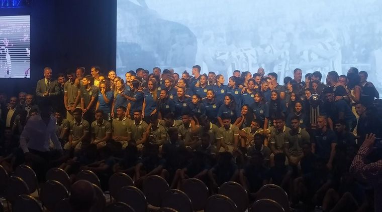 La jornada cerró con una foto de todos los empleados de Talleres sobre el escenario