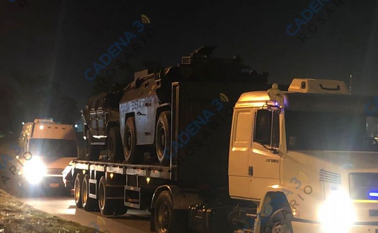 FOTO: Vehículos blindados de la Policía Federal arribaron a Rosario.