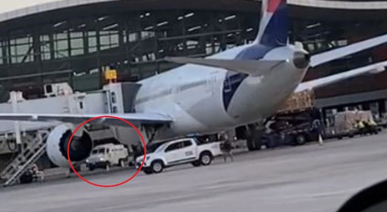 FOTO: Intentaron robar un camión en el aeropuerto de Santiago de Chile: dos muertos