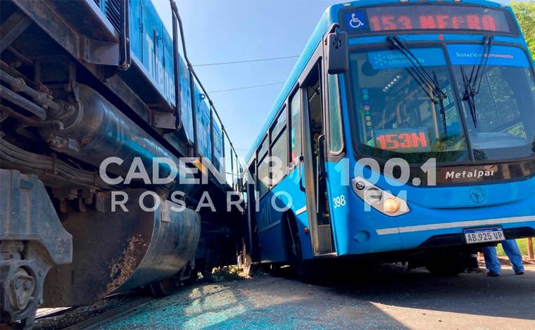 Chocaron un colectivo y un tren en el norte de Rosario: varios heridos.