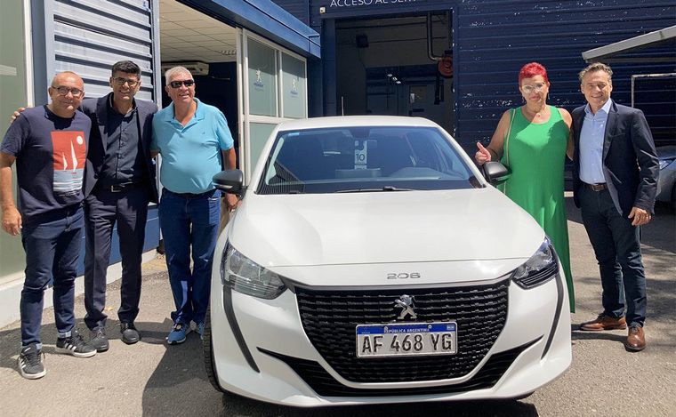 Junto a AVEC, Cadena 3 Rosario entregó un Peugeot 208 0Km a una oyente.
