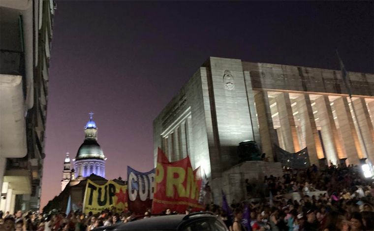 FOTO: El Monumento de Rosario se volvió a copar por la movilización del Día de la Mujer.