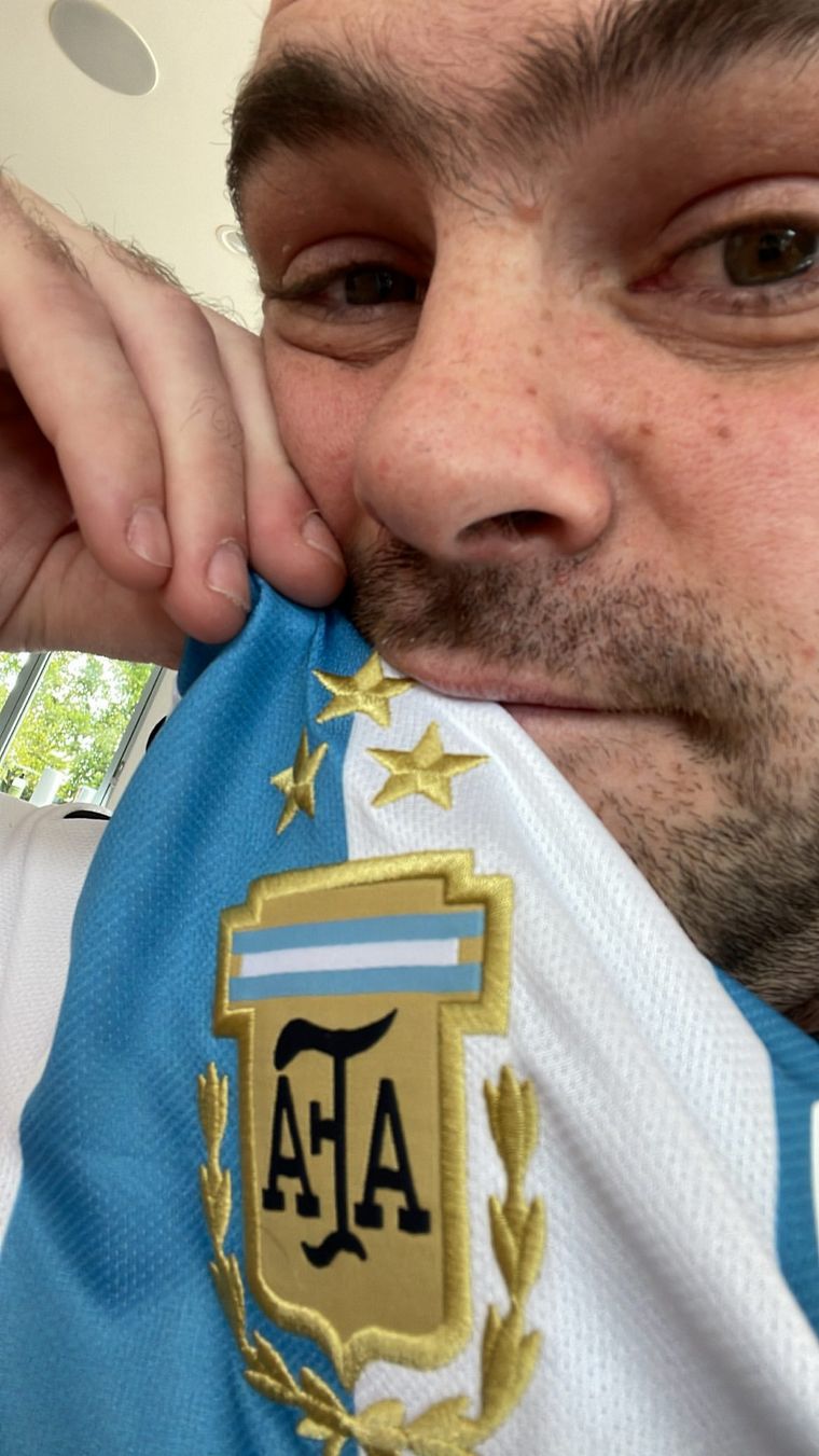 FOTO: Peter no le tiene miedo a tocar la copa antes de jugar el partido.