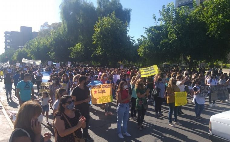 FOTO: Paritarias: marcha de docentes sanjuaninos en reclamo de aumento de salarios.