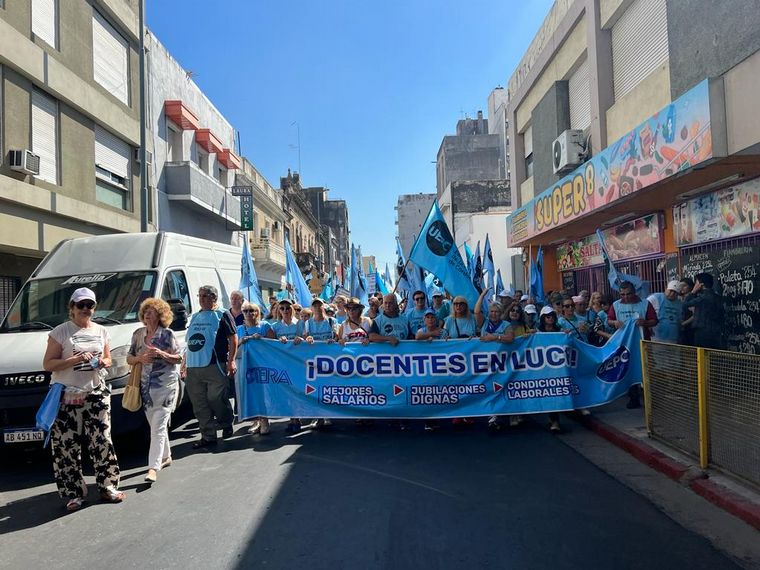 Córdoba: paro y caravana de docentes en rechazo a la oferta de la Provincia