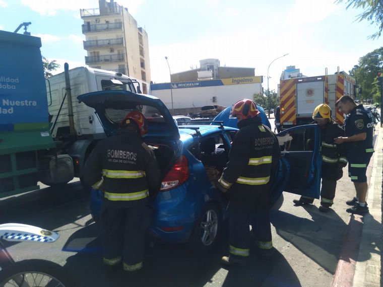 FOTO: Dos heridos por la implosión de un auto en pleno centro de Córdoba