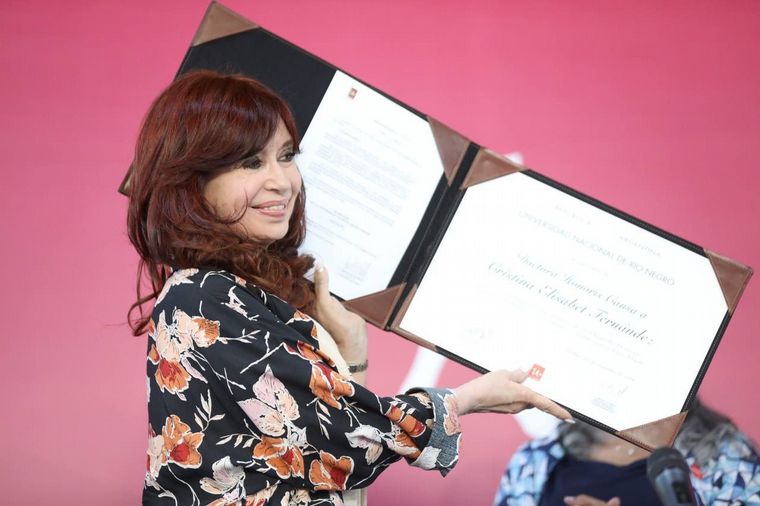 FOTO: Cristina Kirchner recibe un honoris causa en la Universidad de Río Negro.