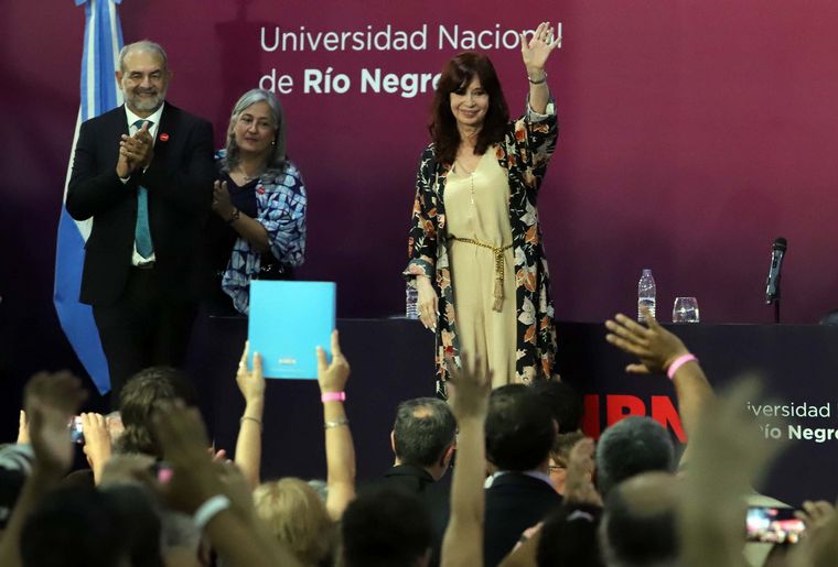 FOTO: Cristina Kirchner saluda al público que se acercó a la Universidad de Río Negro.
