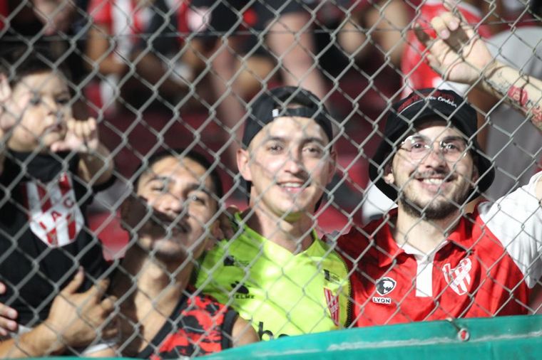 Los hinchas albirrojos coparon las tribunas del Monumental de Alta Córdoba.
