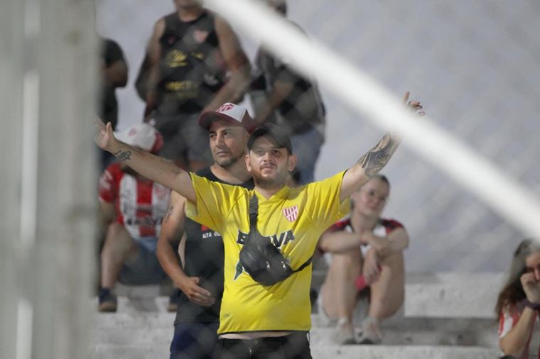 Los hinchas albirrojos coparon las tribunas del Monumental de Alta Córdoba.
