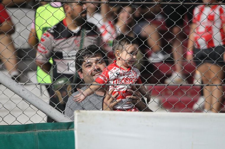 Los hinchas albirrojos coparon las tribunas del Monumental de Alta Córdoba.