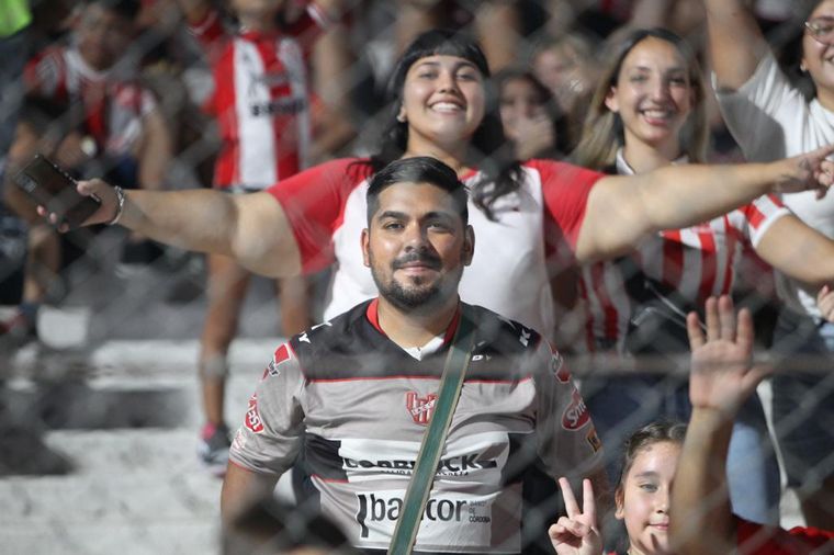 Los hinchas albirrojos coparon las tribunas del Monumental de Alta Córdoba.