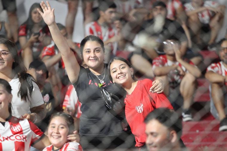 Los hinchas albirrojos coparon las tribunas del Monumental de Alta Córdoba.