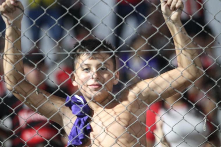 Los hinchas albirrojos coparon las tribunas del Monumental de Alta Córdoba.