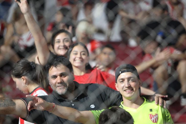 Los hinchas albirrojos coparon las tribunas del Monumental de Alta Córdoba.