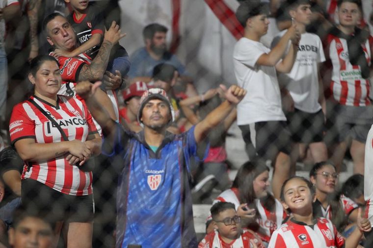 Los hinchas albirrojos coparon las tribunas del Monumental de Alta Córdoba.
