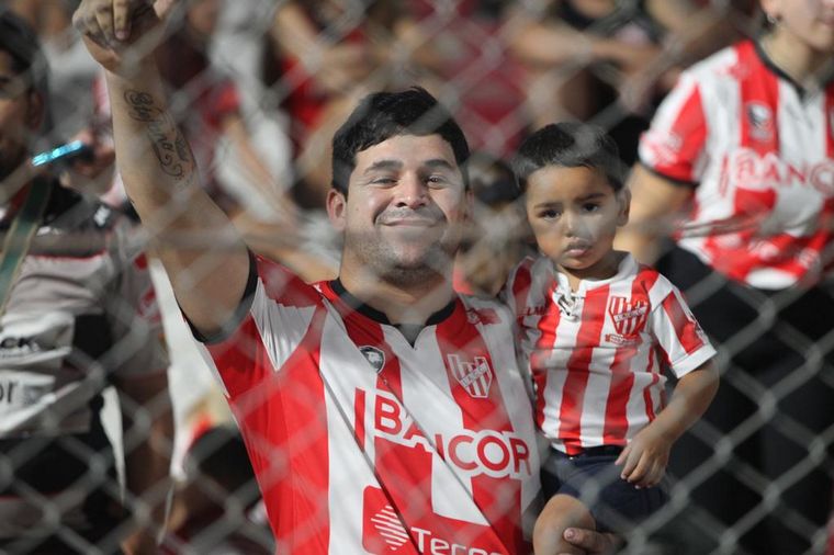 Los hinchas albirrojos coparon las tribunas del Monumental de Alta Córdoba.