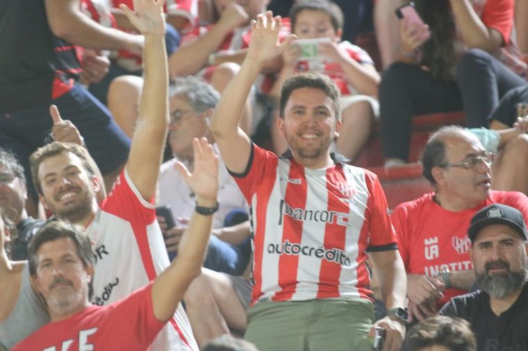 Los hinchas albirrojos coparon las tribunas del Monumental de Alta Córdoba.