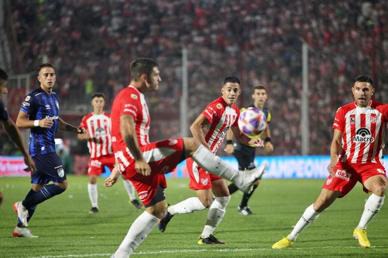 Instituto y Atlético Tucumán disputaron un entretenido encuentro en Alta Córdoba.