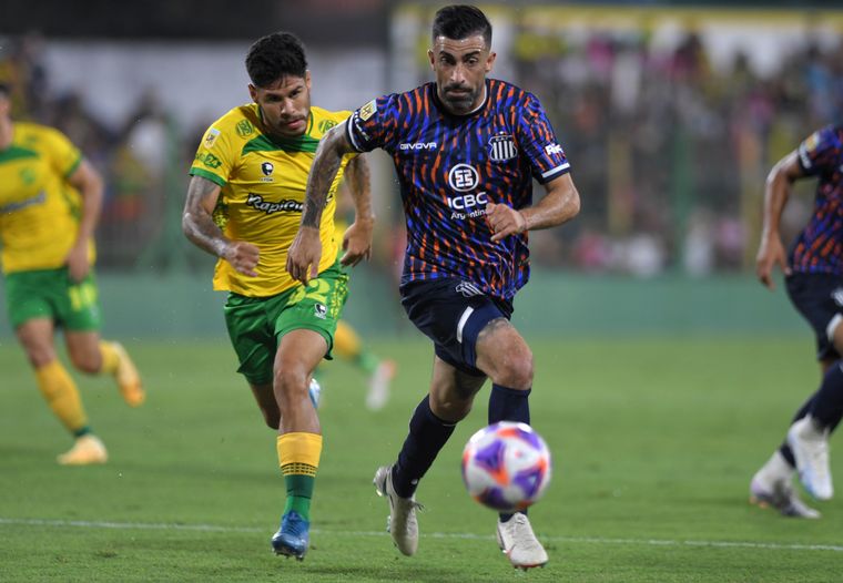 Michael Santos intenta eludir la marca del defensor del