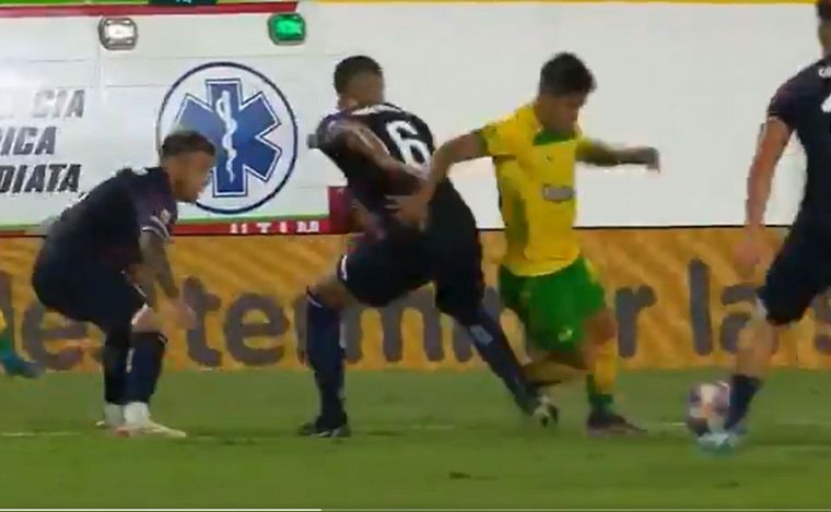 El penal de Defensa y Justicia llenó de polémica la tarde en Florencio Varela.