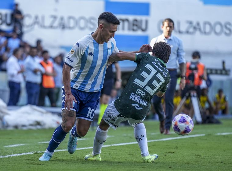 FOTO: Matías Rojas elude la marca del defensor Gabriel Díaz.