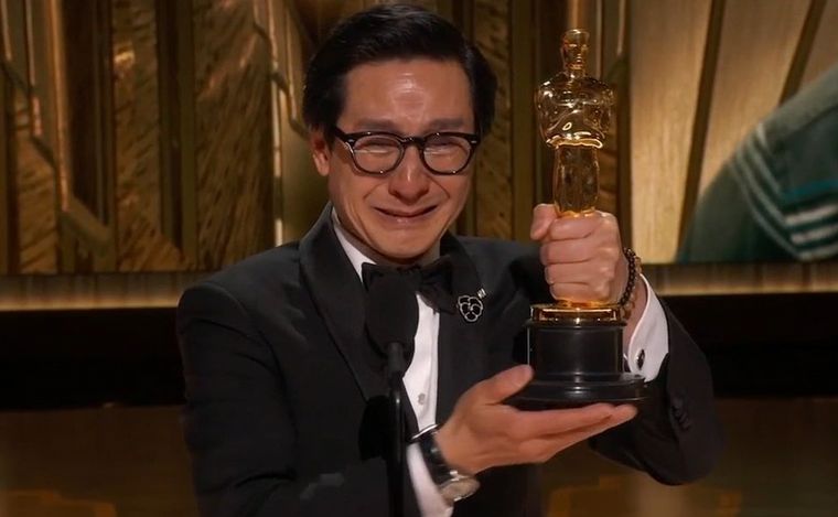 FOTO: La emoción de Ke Huy Quan al ganar el Oscar como Mejor Actor de Reparto.
