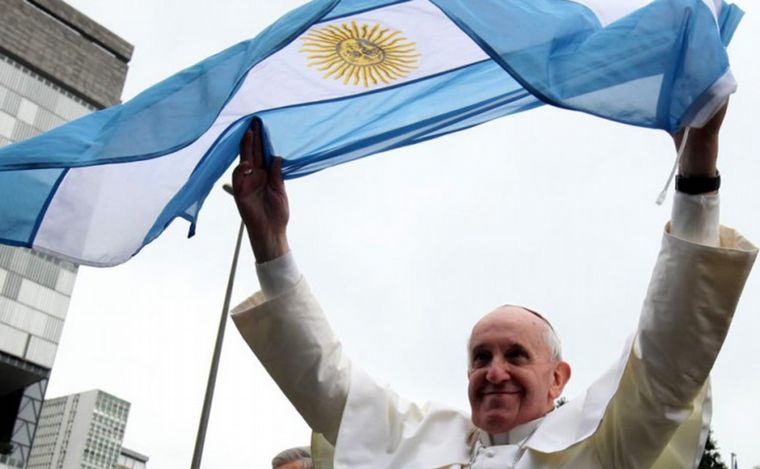 FOTO: Francisco con la bandera argentina.