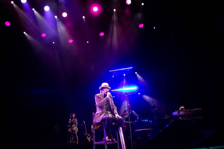 Joaquín Sabina brilló con entradas agotadas en el Movistar Arena de Buenos Aires.