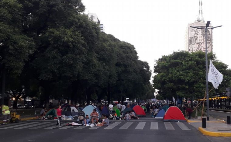 FOTO: La Unidad Piquetera acampa sobre la 9 de Julio.