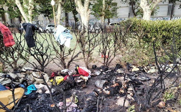 FOTO: Una familia en situación de calle perdió todo en un incendio que se cree intensional.