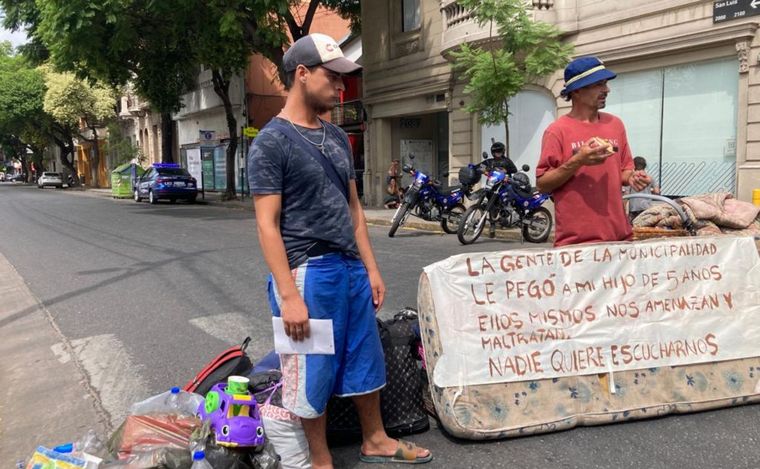 El tránsito se encuentra cortado en San Luis y Balcarce. Reclamos de una familia. 